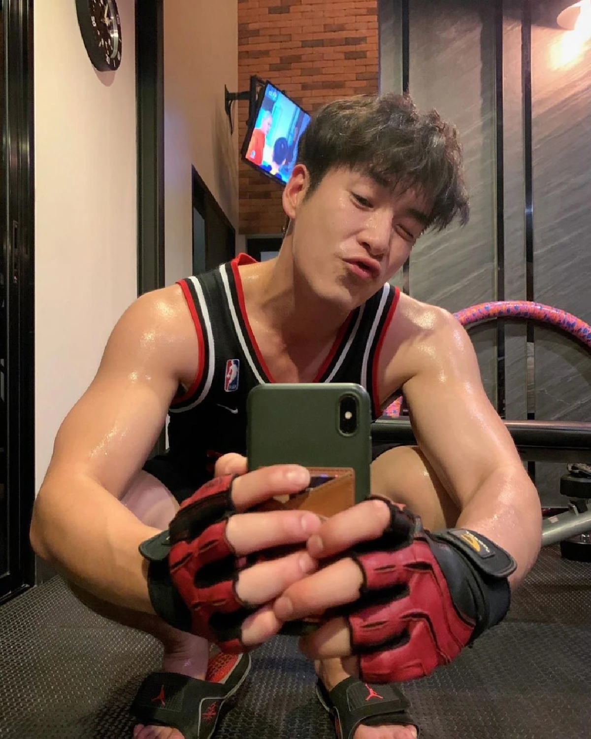 อาเล็ก ธีรเดช ร่วมโชว์ความฟิตสวมเสื้อท่ายากด้วยวิธีแฮนด์สแตนด์ (คลิป)