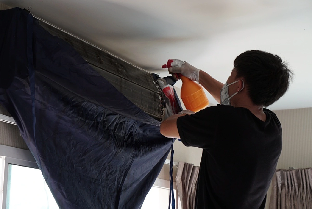 ช่างแอร์ไม่เล็กนะครับ “บอล-โฟล์ค” จากช่างเครื่องบินสู่ช่างล้างแอร์สู้พิษโควิด-19