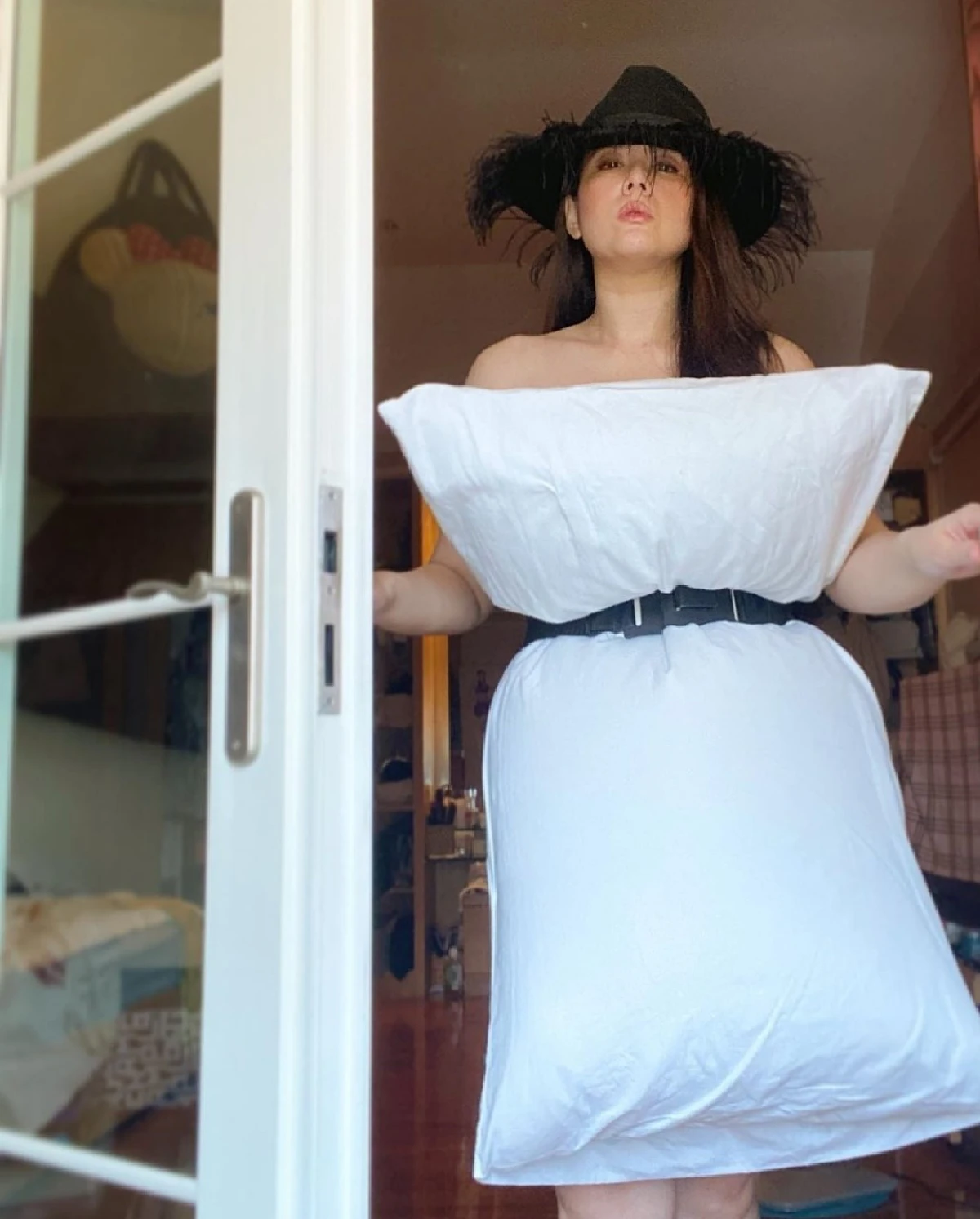 เหล่าซุปตาร์เปลี่ยนหมอนเป็นชุดเดรส ถ่ายภาพสุดแซ่บ #pillowchallenge