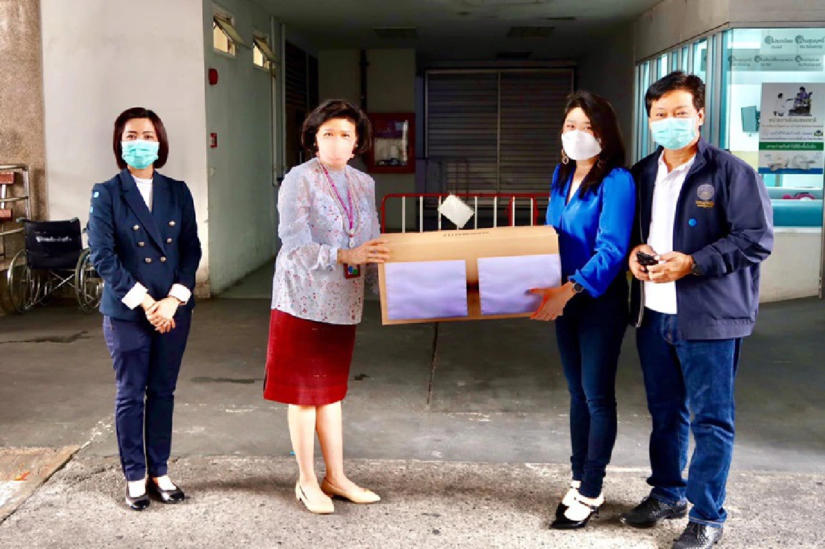 "ยิ่งลักษณ์"มอบชุด PPE-หน้ากากอนามัยให้ 2 รพ.สู้ภัยโควิด