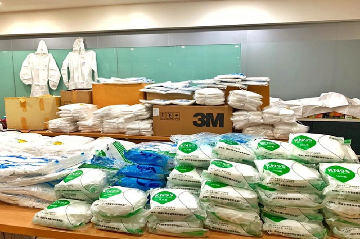 "ยิ่งลักษณ์"มอบชุด PPE-หน้ากากอนามัยให้ 2 รพ.สู้ภัยโควิด