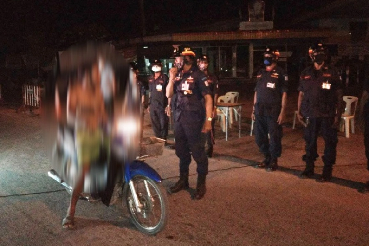 หนุ่มภรรยาทิ้งริมทางเลย4ทุ่มไม่มารับ ถูกจับข้อหาฝ่าฝืนเคอร์ฟิว