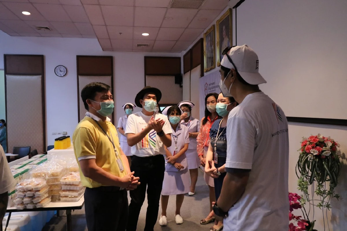 อ่ำ-พั้นช์-ศักดา อินคา มอบหน้ากากอนามัย-แอลกอฮอล์ให้รพ.ช่วยโควิด-19