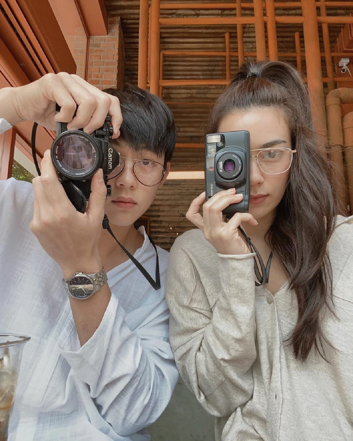 หมาก-คิม ห่วงคนตกงานไม่มีรายได้ แจกถุงปันน้ำใจช่วยเหลือคนเดือดร้อน