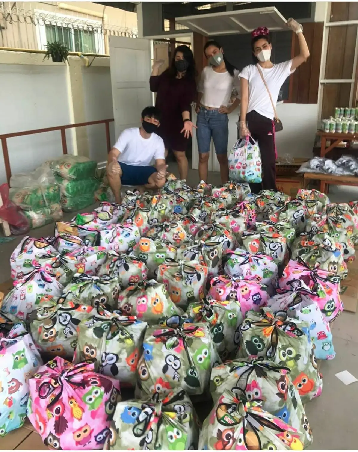 หมาก-คิม ห่วงคนตกงานไม่มีรายได้ แจกถุงปันน้ำใจช่วยเหลือคนเดือดร้อน