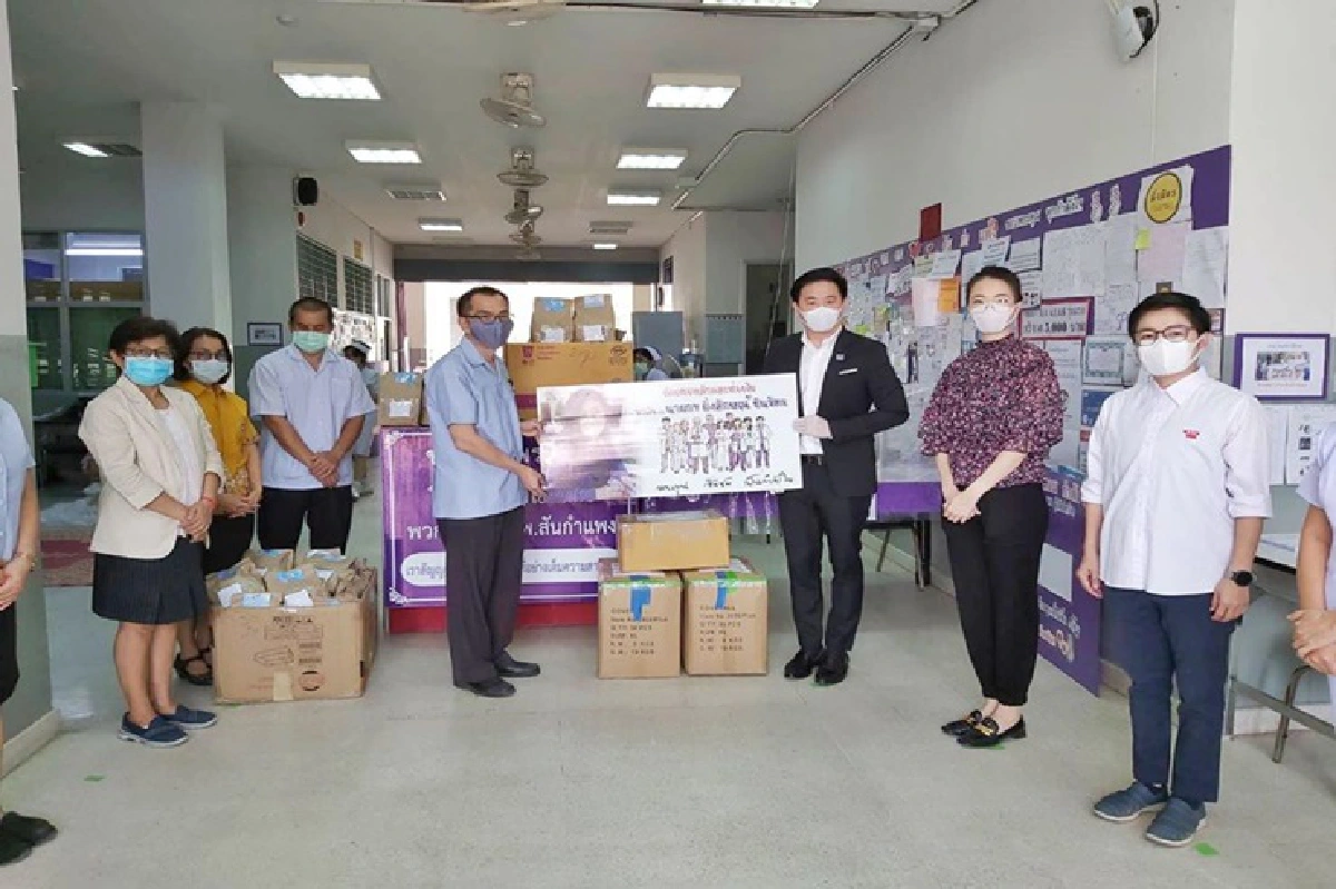 "ยิ่งลักษณ์"มอบชุด PPE-หน้ากากอนามัยให้ 2 รพ.สู้ภัยโควิด