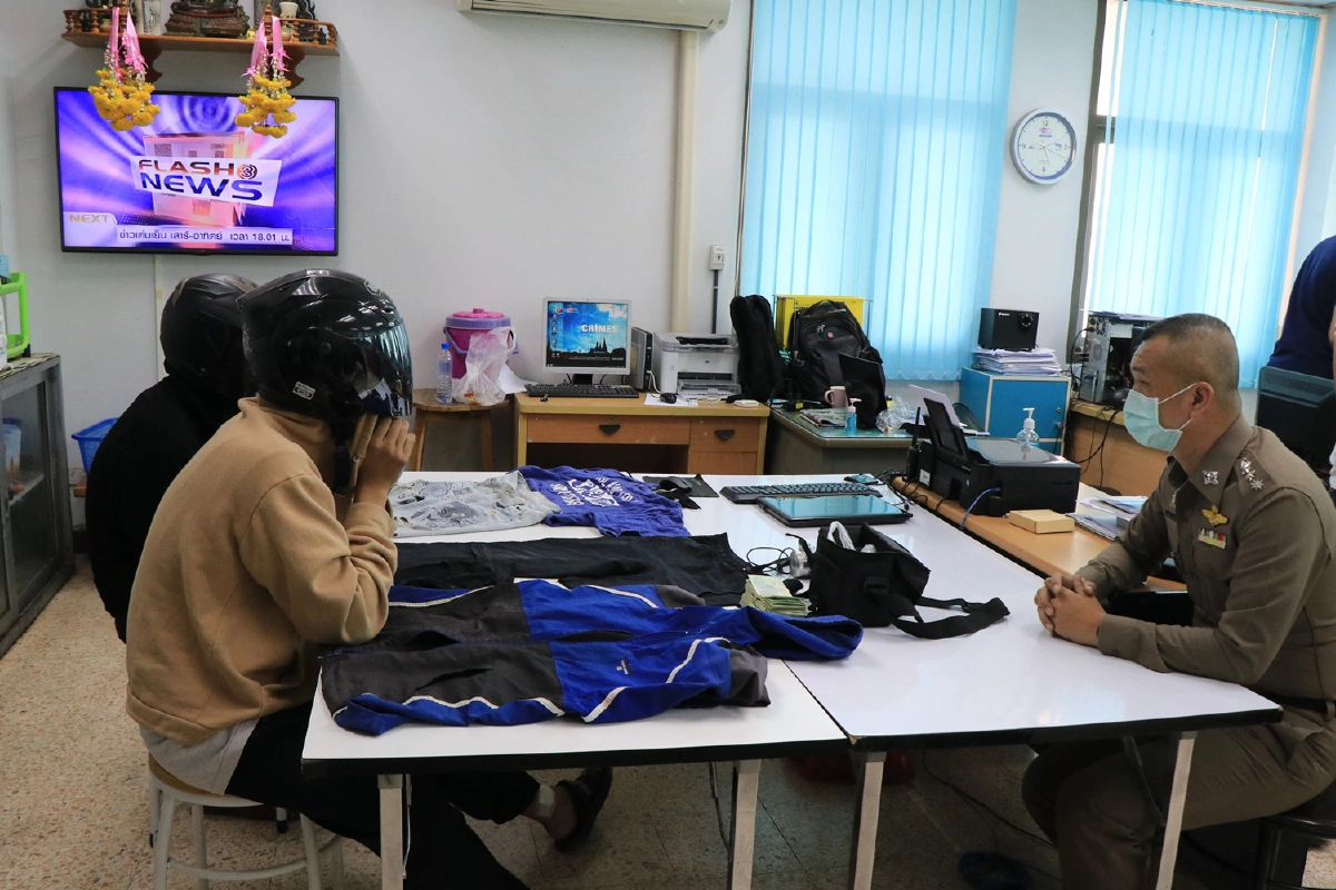 ตำรวจจับเยาวชนฝ่าฝืนคำสั่งเคอร์ฟิว ปีนรั้วโรงเรียนลักเงินทุนการศึกษา