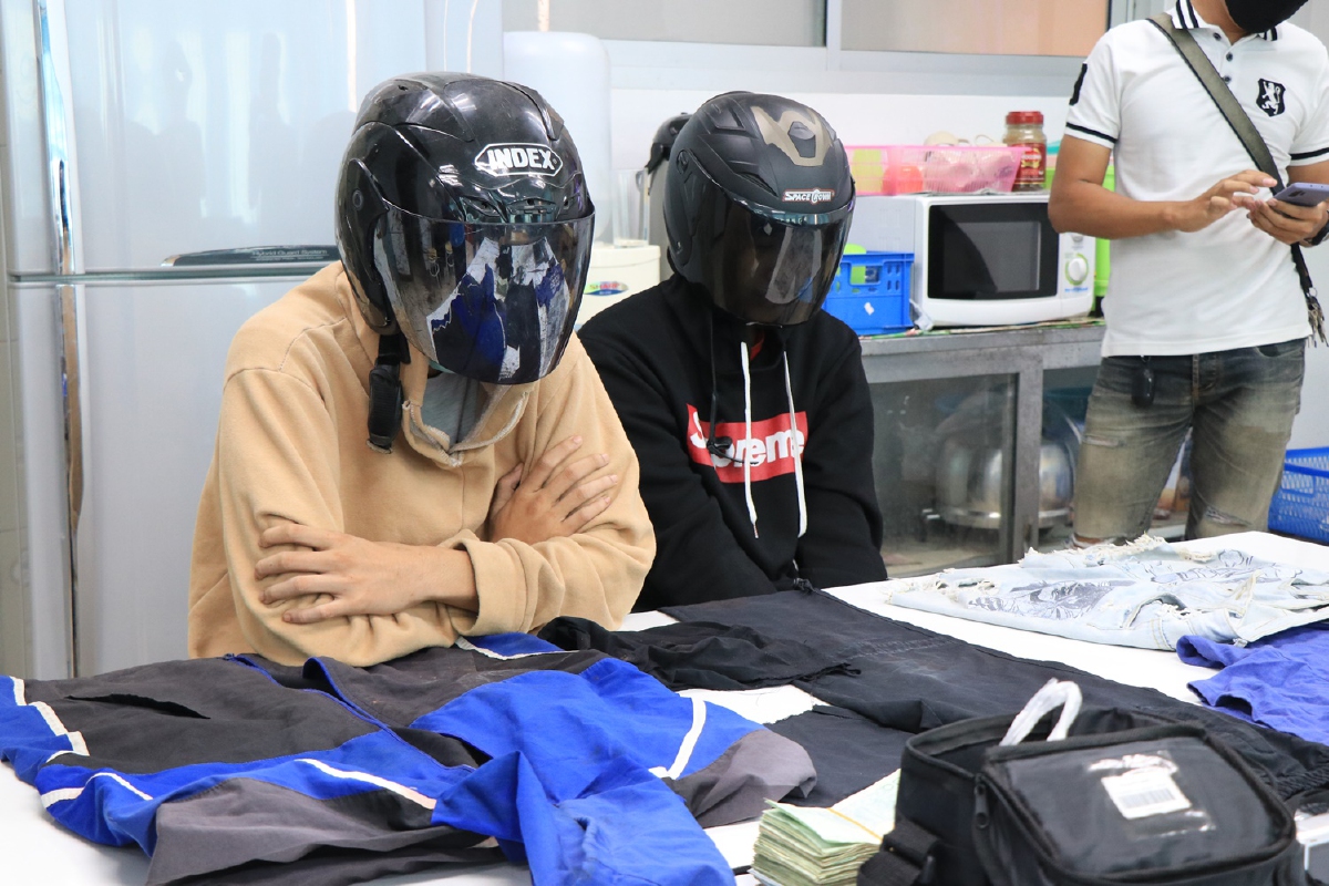 ตำรวจจับเยาวชนฝ่าฝืนคำสั่งเคอร์ฟิว ปีนรั้วโรงเรียนลักเงินทุนการศึกษา ตำรวจจับเยาวชนฝ่าฝืนคำสั่งเคอร์ฟิว ปีนรั้วโรงเรียนลักเงินทุนการศึกษา