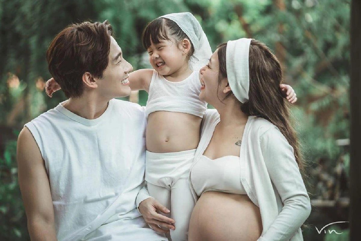 กุ๊บกิ๊บ ถ่ายแฟชั่นครอบครัวอบอุ่นใกล้คลอด เป่าเปา ขอโชว์พุงกับแม่ 