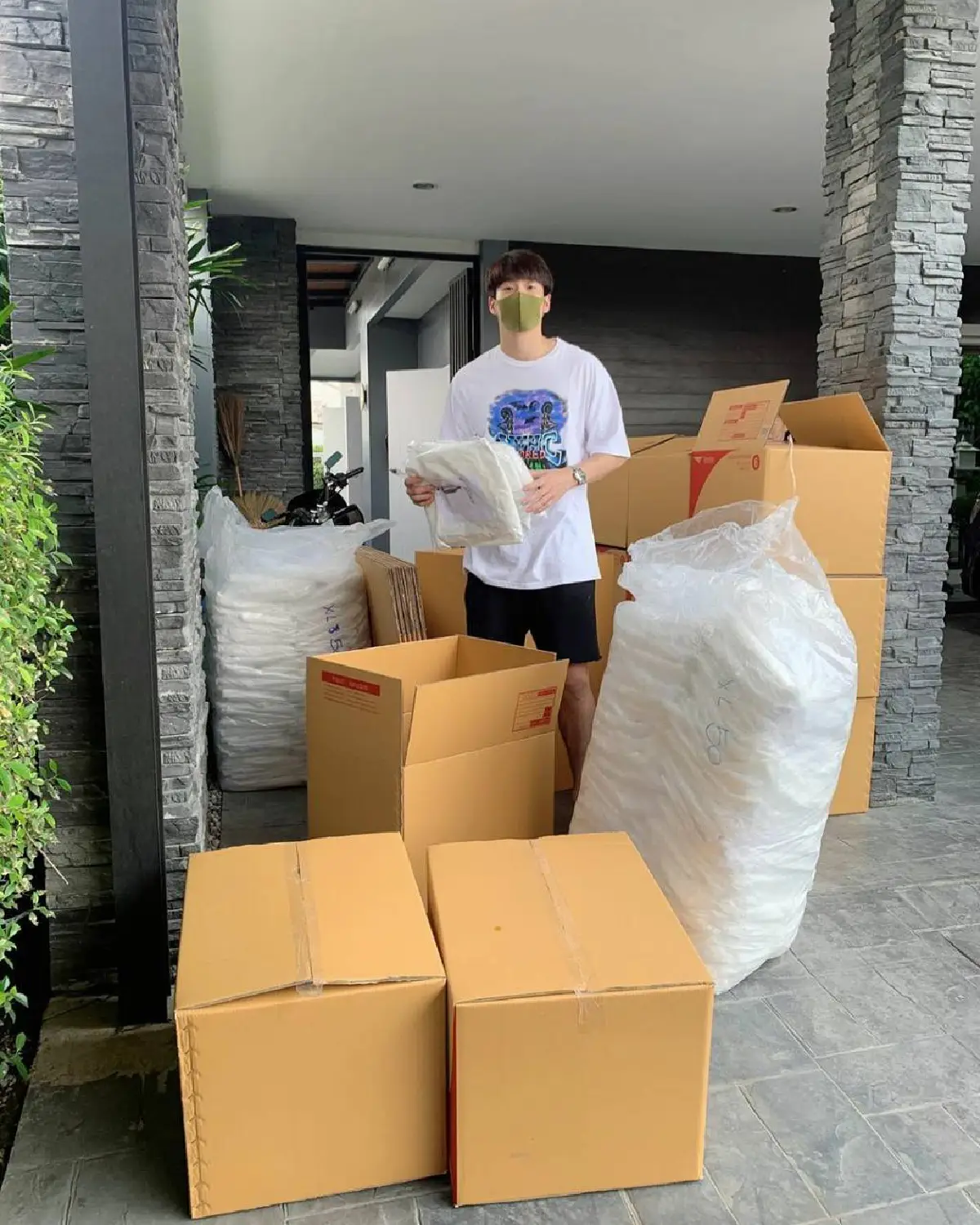 อาเล็ก-เต้ย ลงมือแพ็คของบริจาคชุด PPE ให้ 5 โรงพยาบาลช่วยโควิด-19