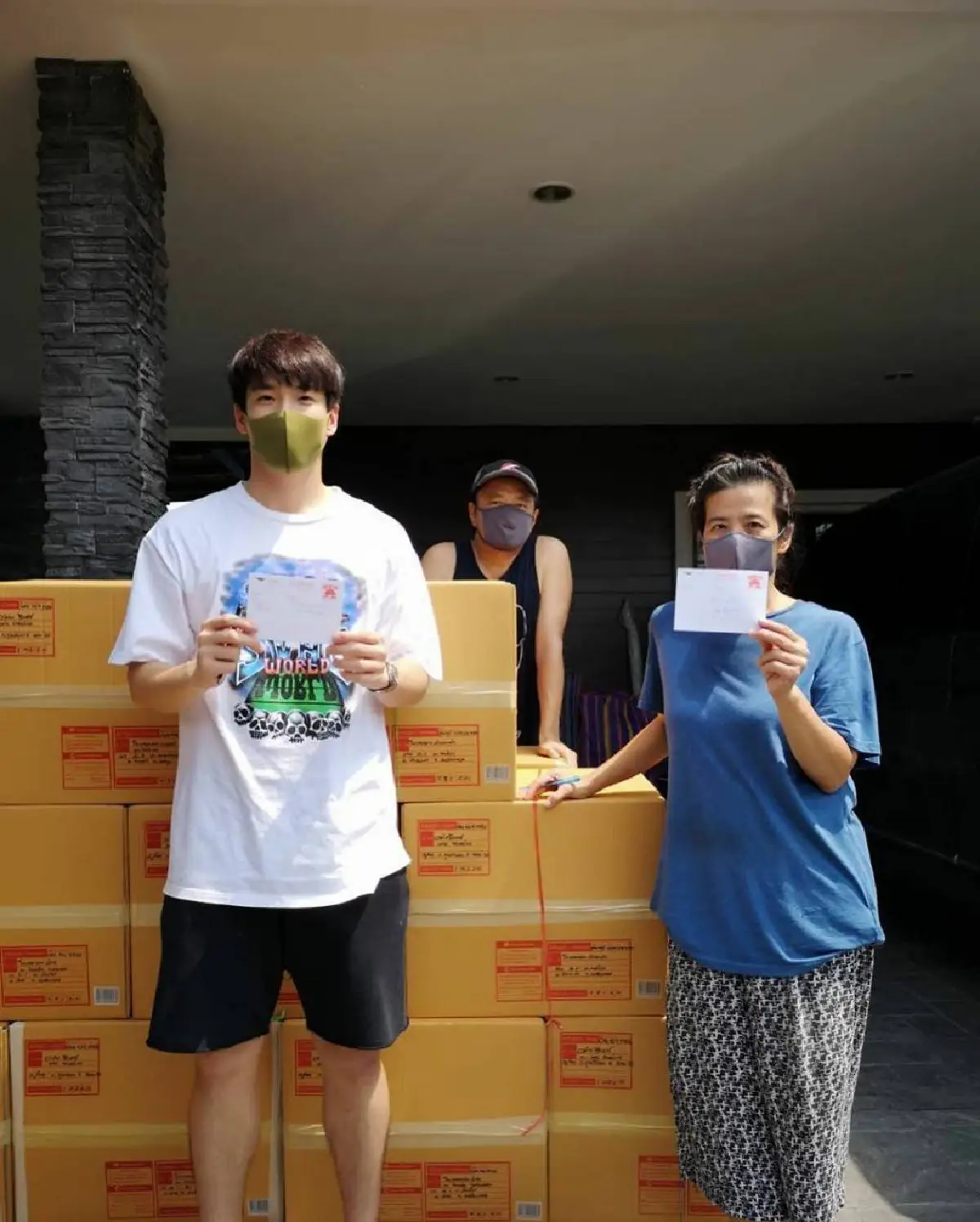 อาเล็ก-เต้ย ลงมือแพ็คของบริจาคชุด PPE ให้ 5 โรงพยาบาลช่วยโควิด-19