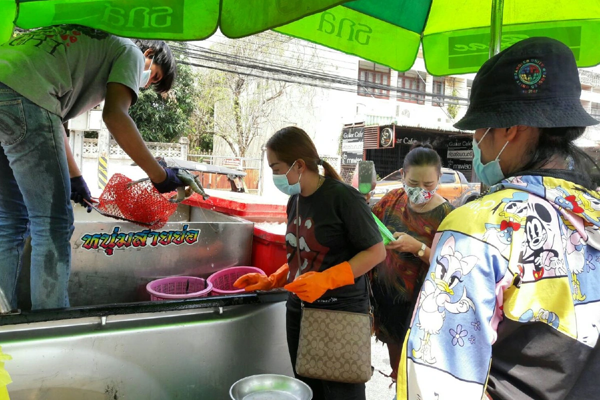 เกษตกรสู้โควิด เลี้ยงกุ้งส่งขายไม่ได้ นำออกมาจำหน่ายราคาถูก
