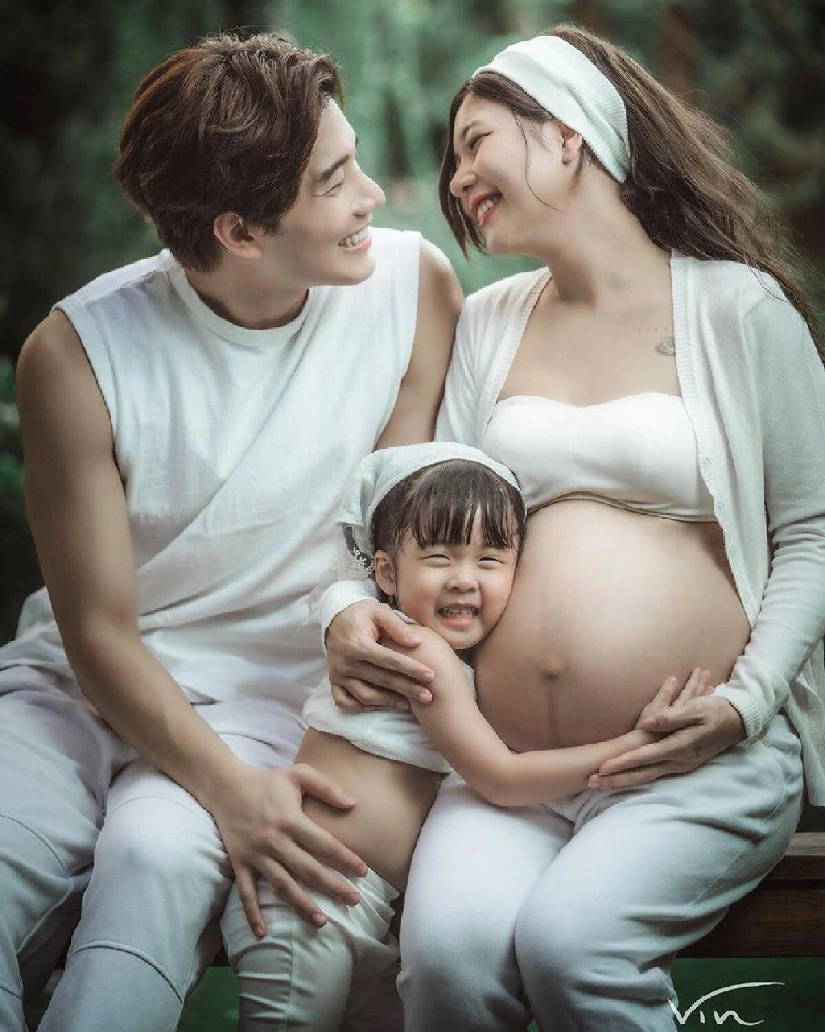 กุ๊บกิ๊บ ถ่ายแฟชั่นครอบครัวอบอุ่นใกล้คลอด เป่าเปา ขอโชว์พุงกับแม่ 