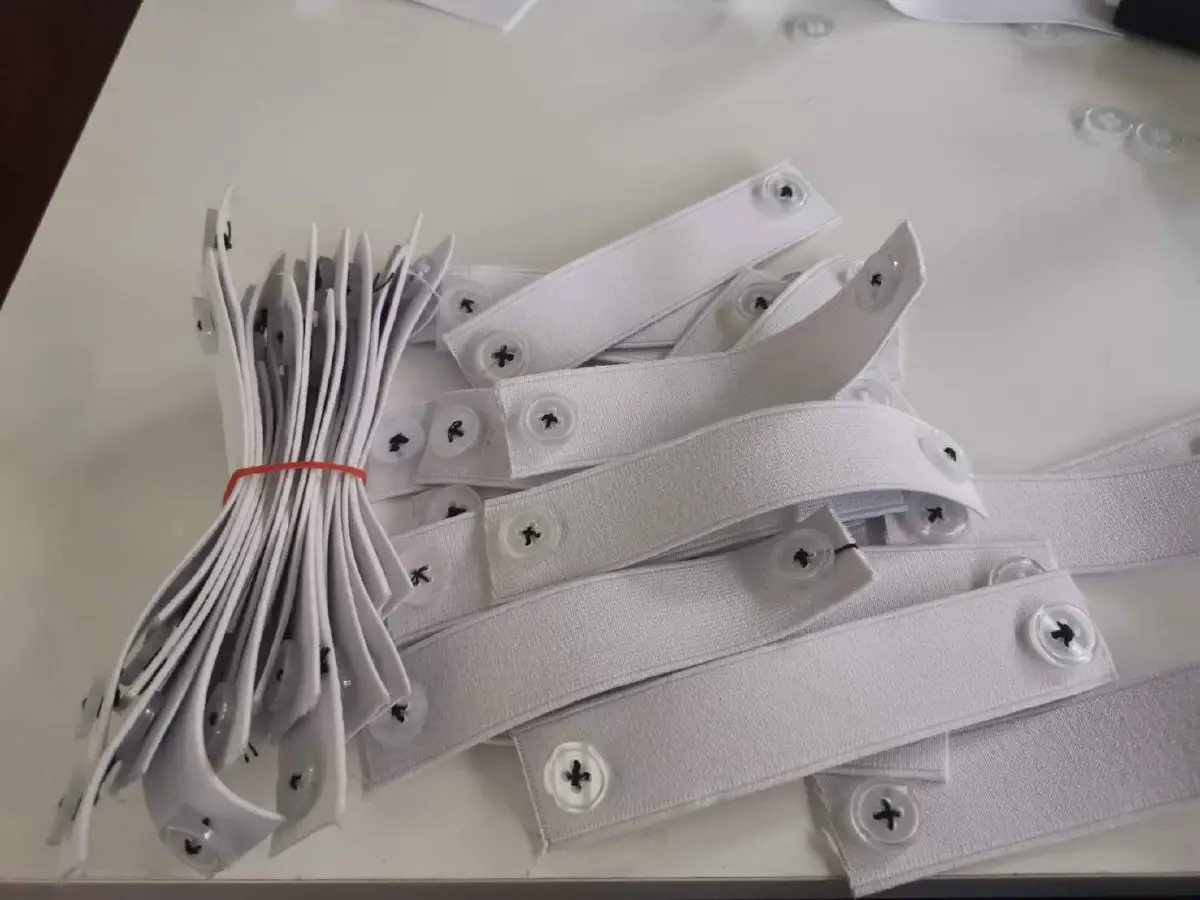 กักตัวไม่กักใจ “ยายเพ็ญ” คุณยายวัย 92 เย็บสายคล้องแมสก์แก้เจ็บหูให้หมอ