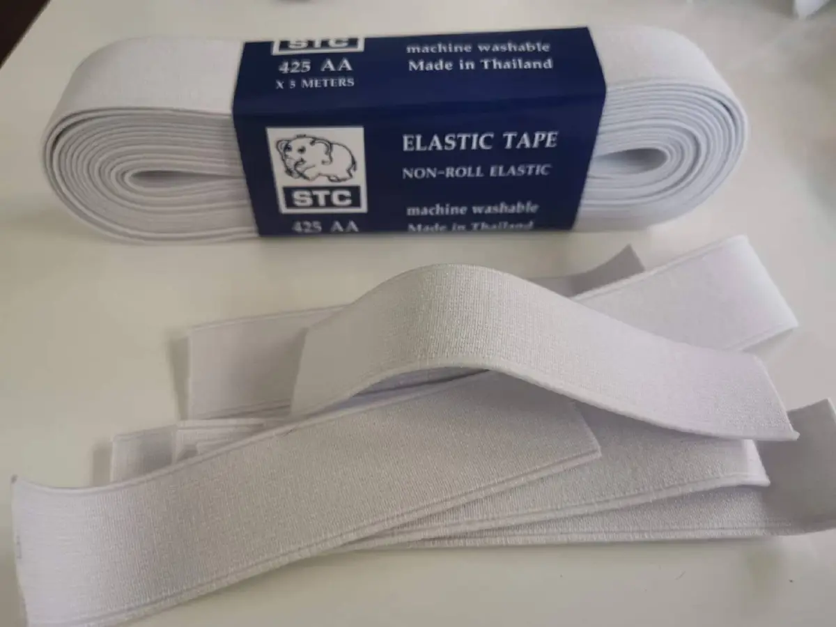 กักตัวไม่กักใจ “ยายเพ็ญ” คุณยายวัย 92 เย็บสายคล้องแมสก์แก้เจ็บหูให้หมอ