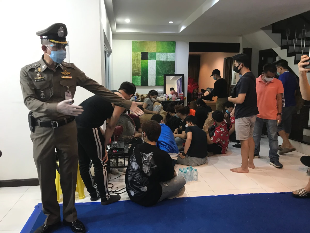 จับยกแก๊งสาวสองมั่วสุมไลฟ์สดโชว์สมาชิกในกลุ่มกลางบ้านพักหรู