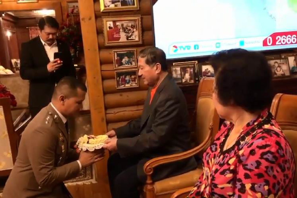 "ครอบครัวอยู่บำรุง" ร่วมแสดงความยินดี "ว่าที่พ.ต.ท.ดวง" ได้รับแต่งตั้ง "ครอบครัวอยู่บำรุง" ร่วมแสดงความยินดี "ว่าที่พ.ต.ท.ดวง" ได้รับแต่งตั้ง