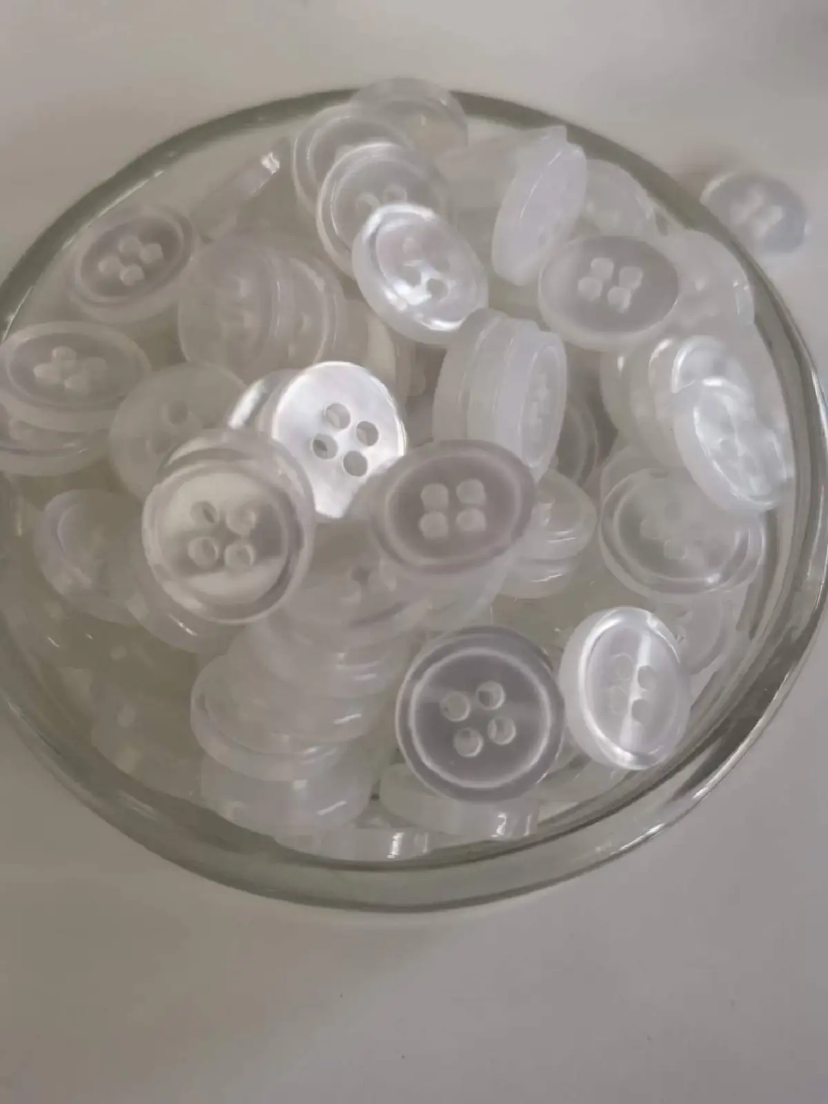 กักตัวไม่กักใจ “ยายเพ็ญ” คุณยายวัย 92 เย็บสายคล้องแมสก์แก้เจ็บหูให้หมอ