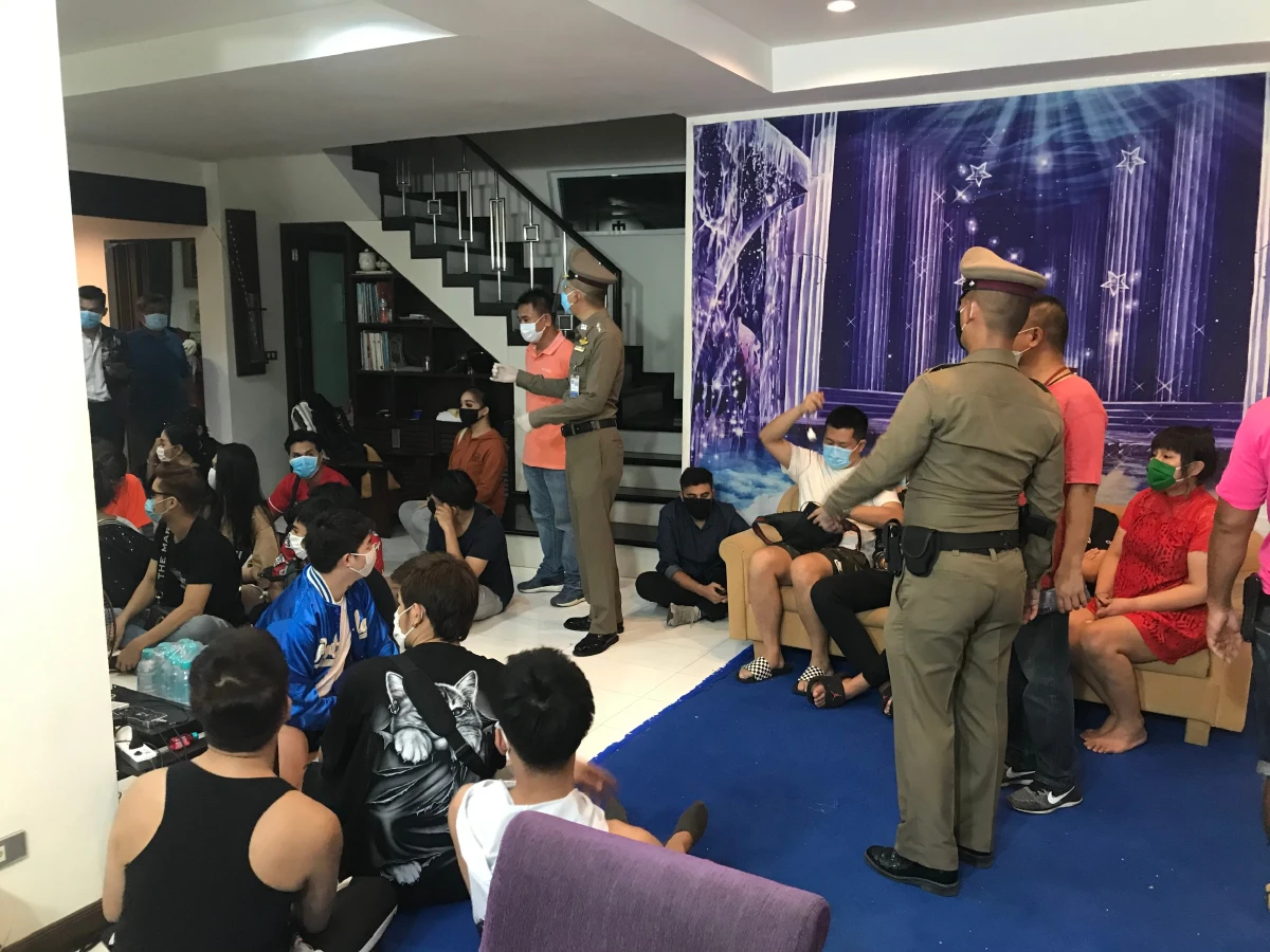 จับยกแก๊งสาวสองมั่วสุมไลฟ์สดโชว์สมาชิกในกลุ่มกลางบ้านพักหรู