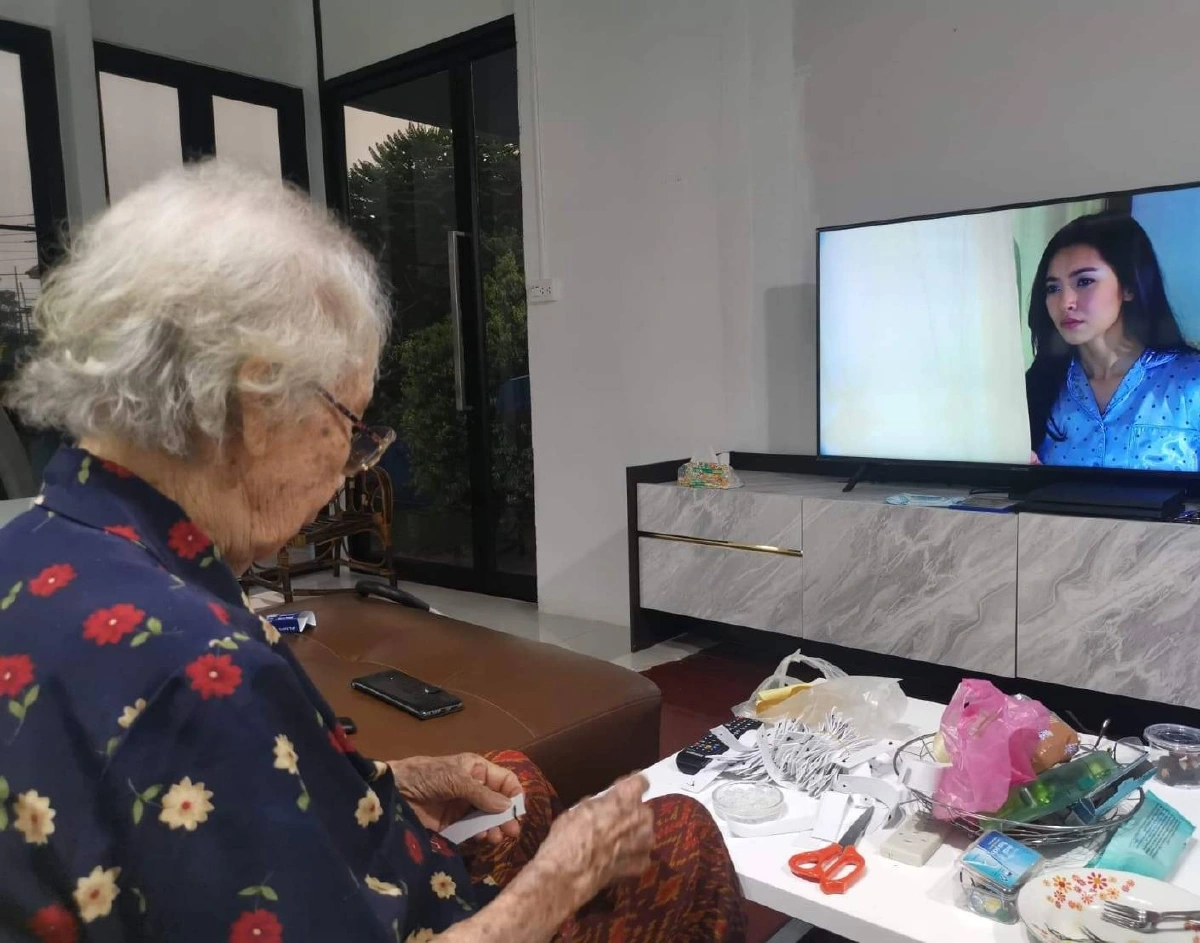 กักตัวไม่กักใจ “ยายเพ็ญ” คุณยายวัย 92 เย็บสายคล้องแมสก์แก้เจ็บหูให้หมอ