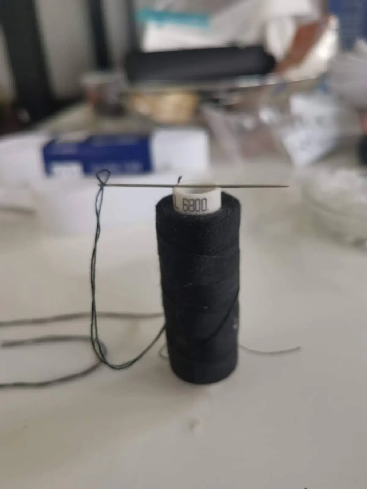 กักตัวไม่กักใจ “ยายเพ็ญ” คุณยายวัย 92 เย็บสายคล้องแมสก์แก้เจ็บหูให้หมอ