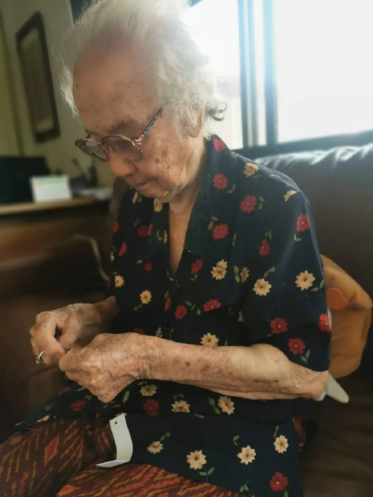 กักตัวไม่กักใจ “ยายเพ็ญ” คุณยายวัย 92 เย็บสายคล้องแมสก์แก้เจ็บหูให้หมอ