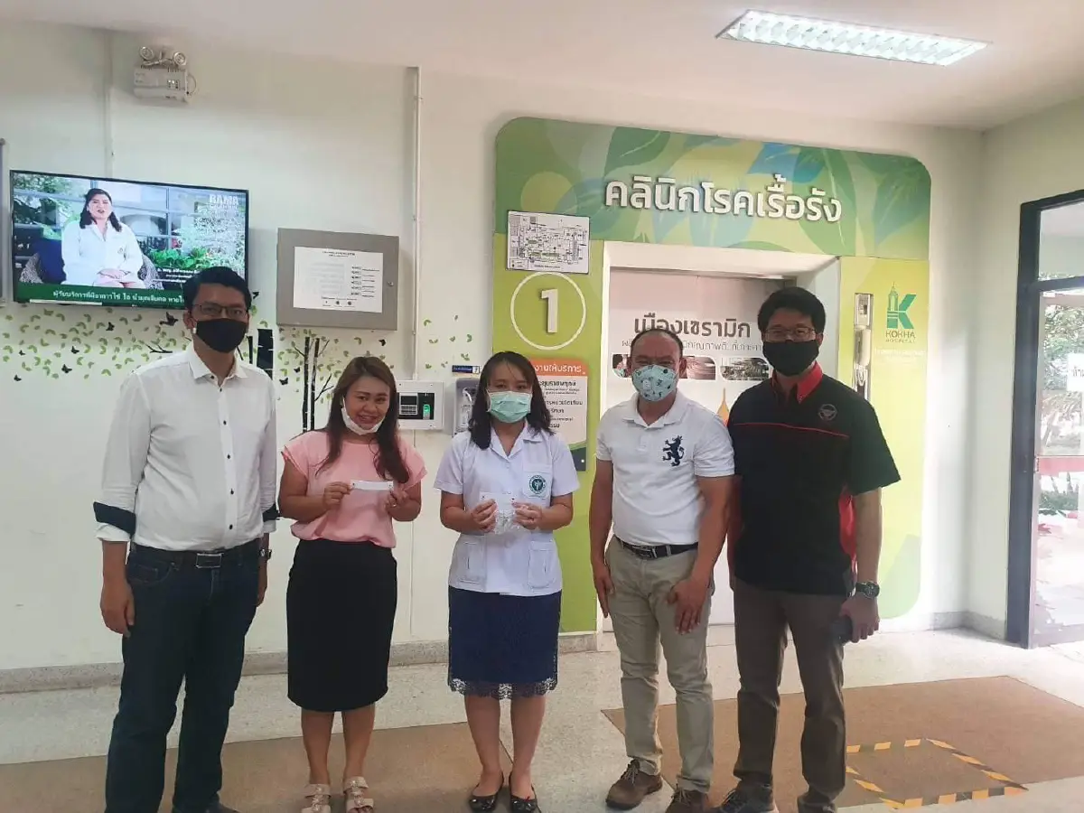 กักตัวไม่กักใจ “ยายเพ็ญ” คุณยายวัย 92 เย็บสายคล้องแมสก์แก้เจ็บหูให้หมอ