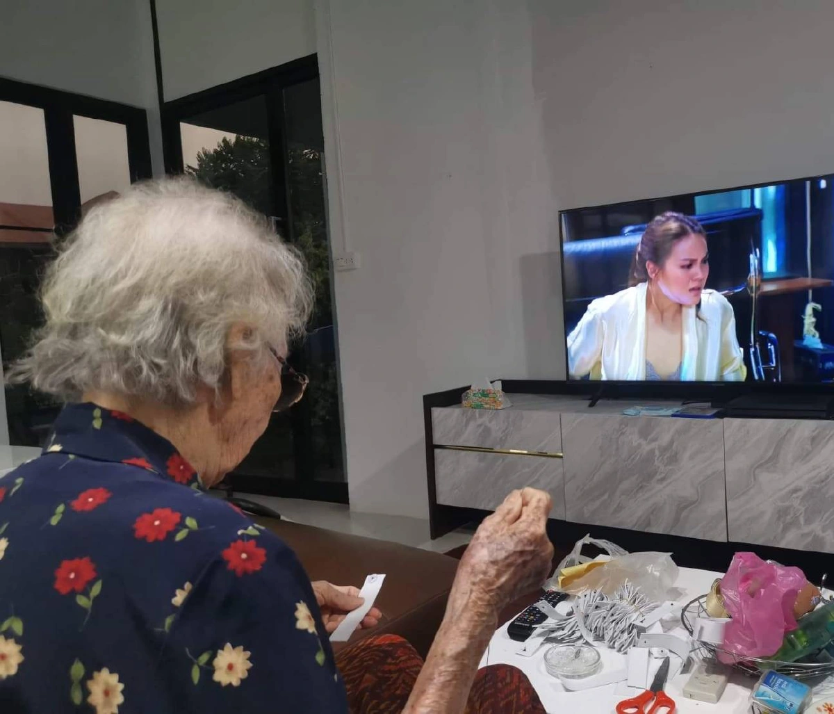 กักตัวไม่กักใจ “ยายเพ็ญ” คุณยายวัย 92 เย็บสายคล้องแมสก์แก้เจ็บหูให้หมอ