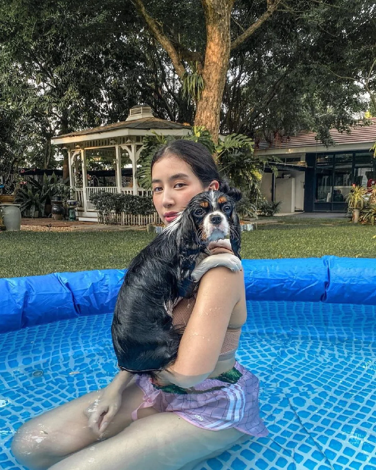 "มิ้นต์-ภูผา" อุ้มน้องหมาแสนรักเล่นน้ำคลายร้อน พร้อมโชว์โมเมนต์มุ้งมิ้ง