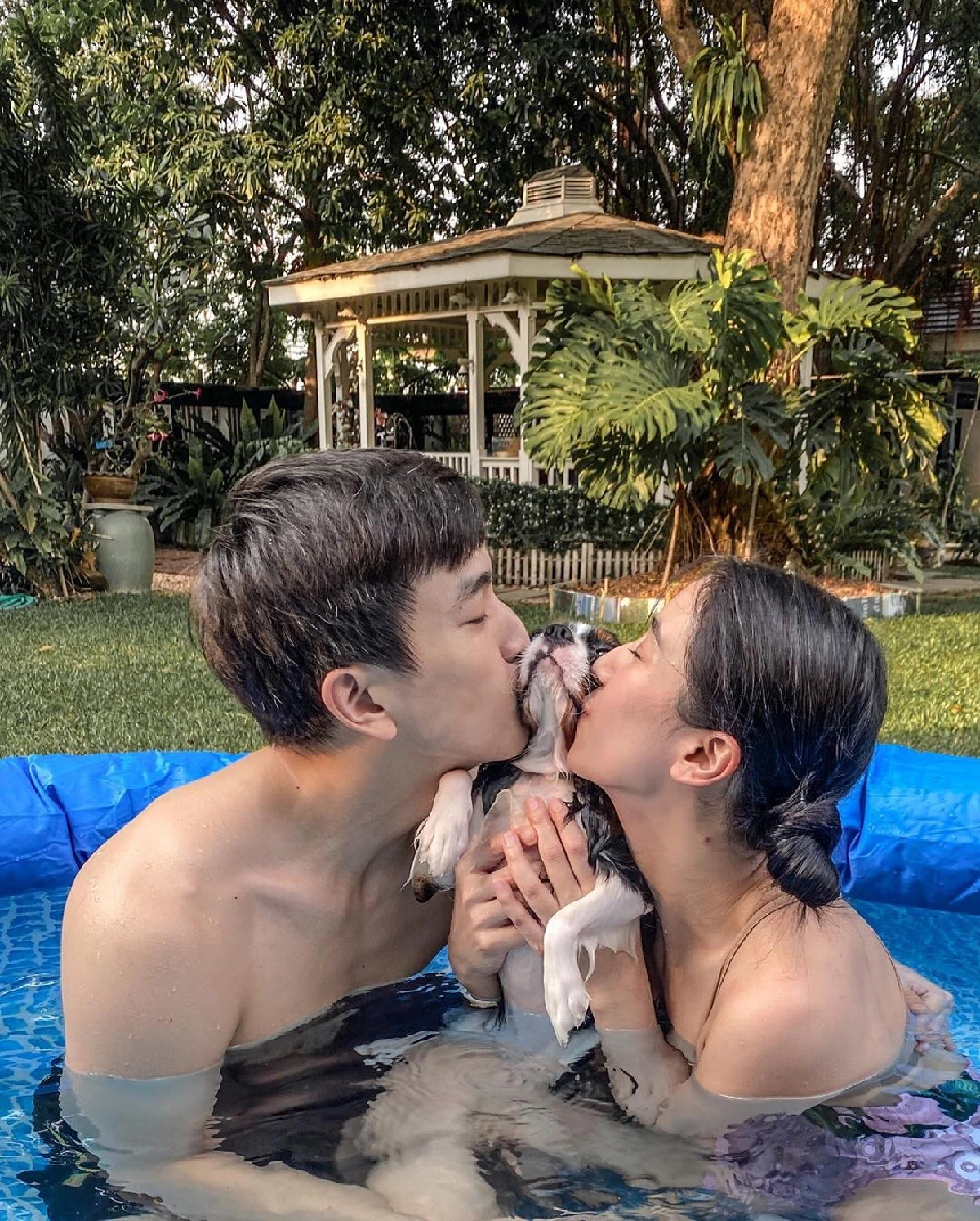 "มิ้นต์-ภูผา" อุ้มน้องหมาแสนรักเล่นน้ำคลายร้อน พร้อมโชว์โมเมนต์มุ้งมิ้ง