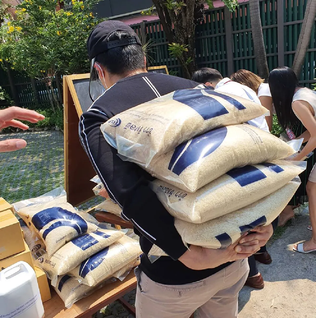 ธารน้ำใจ! “โอปอล์-หมอโอ๊ค” ร่วมนำสิ่งของจำเป็นแจกคนรายได้น้อย หลังเจอพิษโควิด-19  