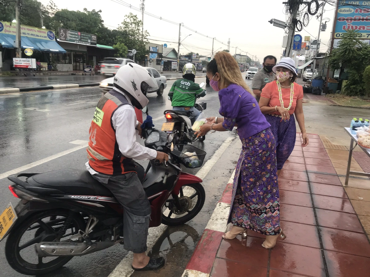 น้ำใจ!ชาวบ้านแต่งชุดไทยแจกอาหารให้เหยื่อโควิด