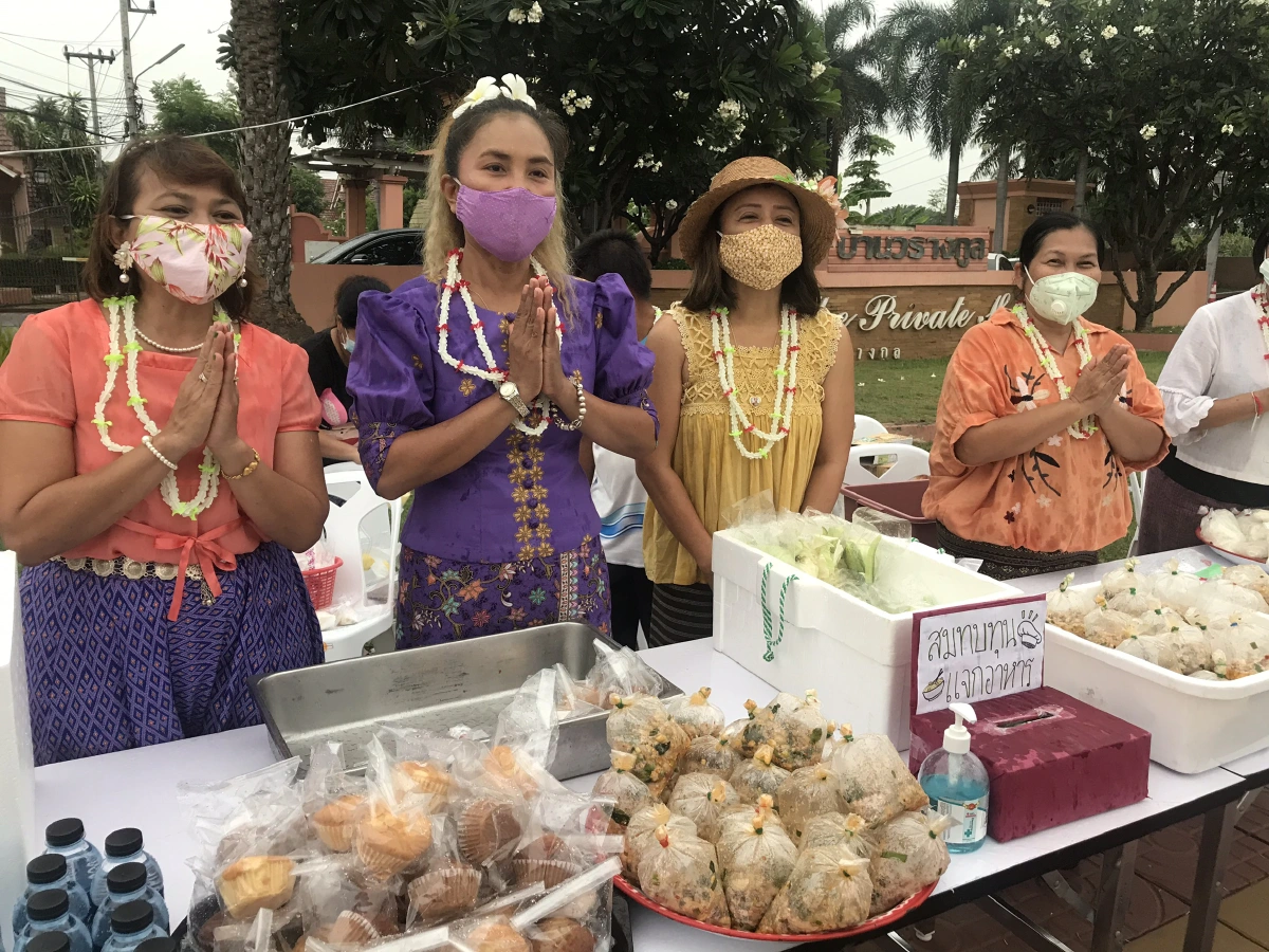 น้ำใจ!ชาวบ้านแต่งชุดไทยแจกอาหารให้เหยื่อโควิด