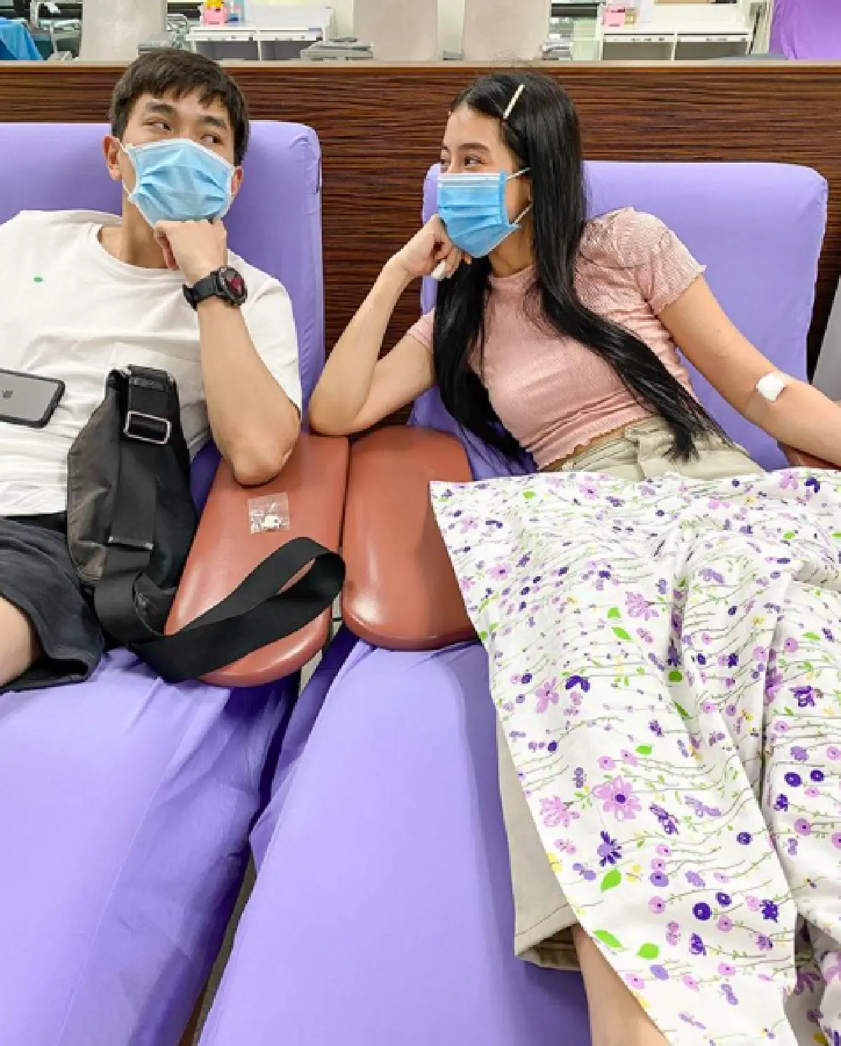 "มิ้นต์-ภูผา" อุ้มน้องหมาแสนรักเล่นน้ำคลายร้อน พร้อมโชว์โมเมนต์มุ้งมิ้ง