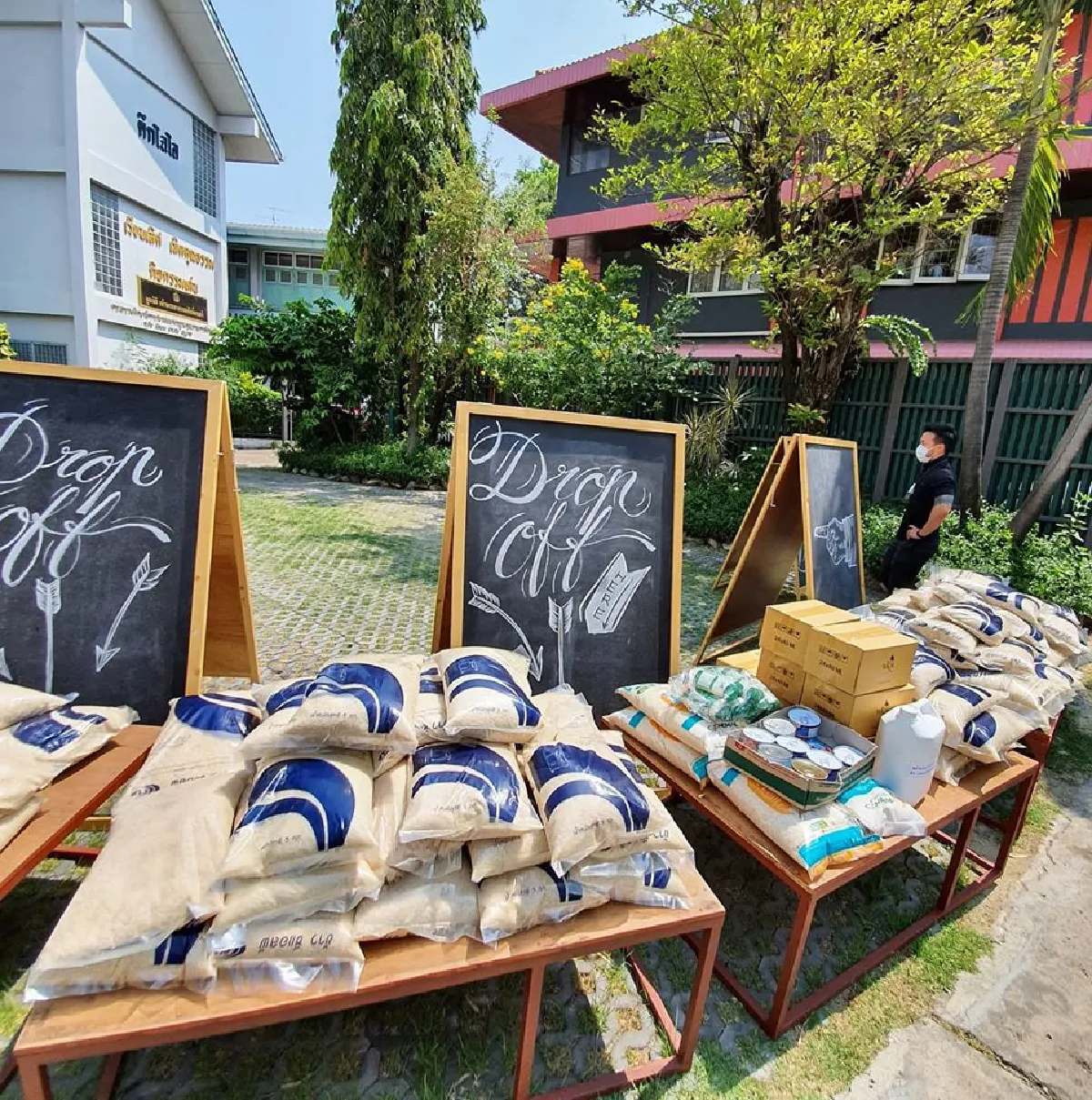 ธารน้ำใจ! “โอปอล์-หมอโอ๊ค” ร่วมนำสิ่งของจำเป็นแจกคนรายได้น้อย หลังเจอพิษโควิด-19  