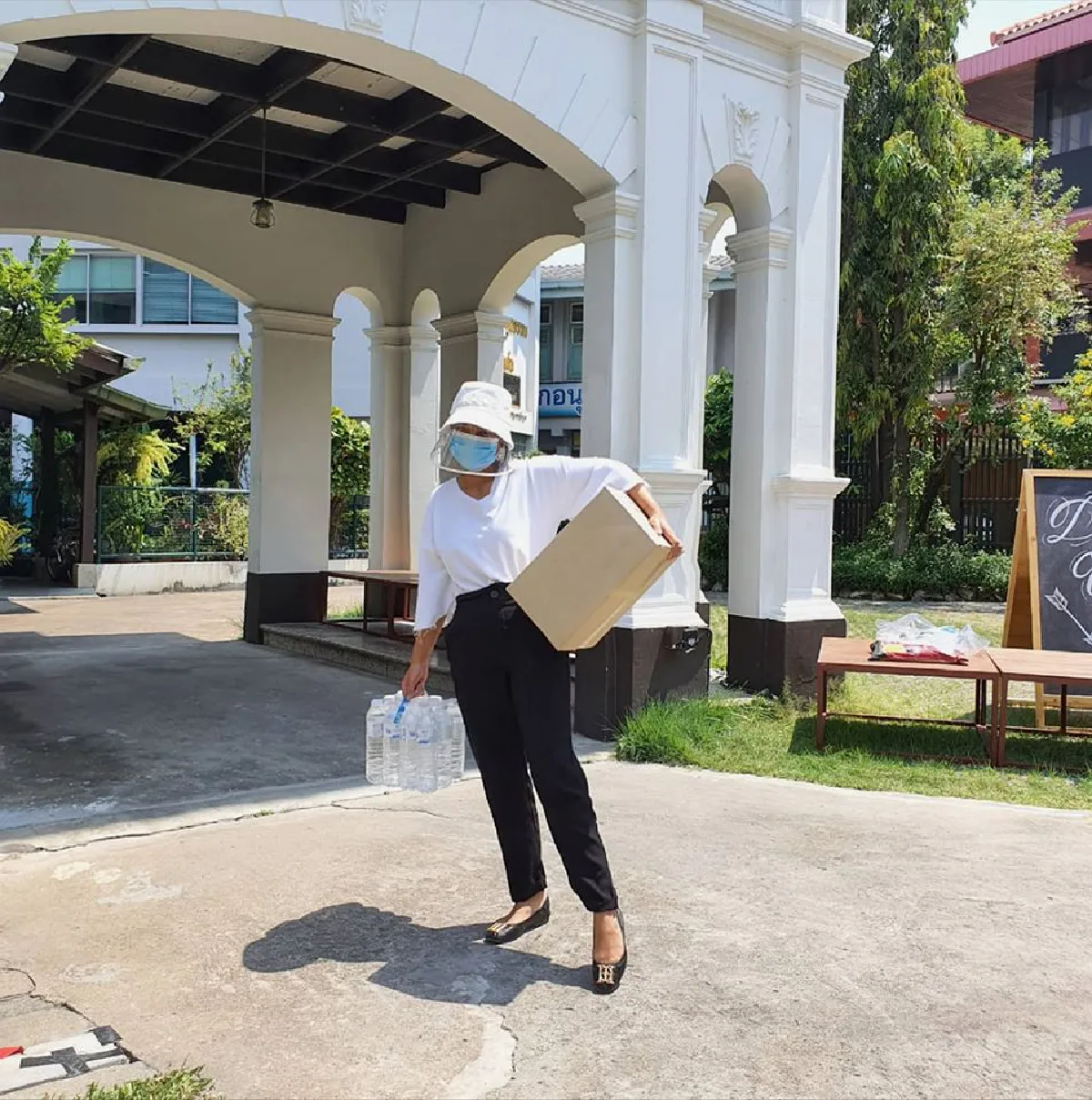 ธารน้ำใจ! “โอปอล์-หมอโอ๊ค” ร่วมนำสิ่งของจำเป็นแจกคนรายได้น้อย หลังเจอพิษโควิด-19  