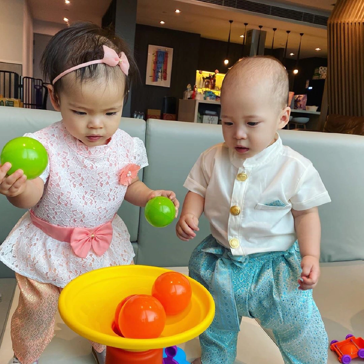 ป๊อก-มาร์กี้ จับลูกแฝด น้องมีก้า-มีญ่า แต่งชุดไทยน่ารักในวันปีใหม่ไทย