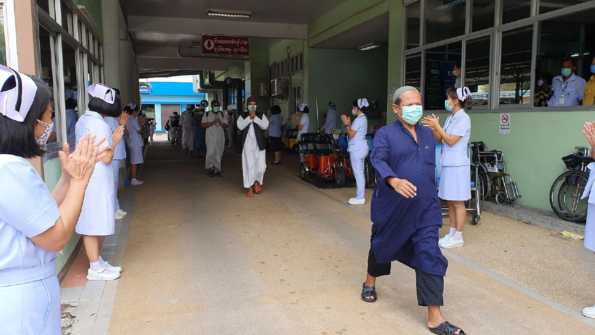 ปากน้ำส่ง 14 ผู้ถูกกักตัวกลับบ้านผ่านการรักษาจนปลอดเชื้อโควิด