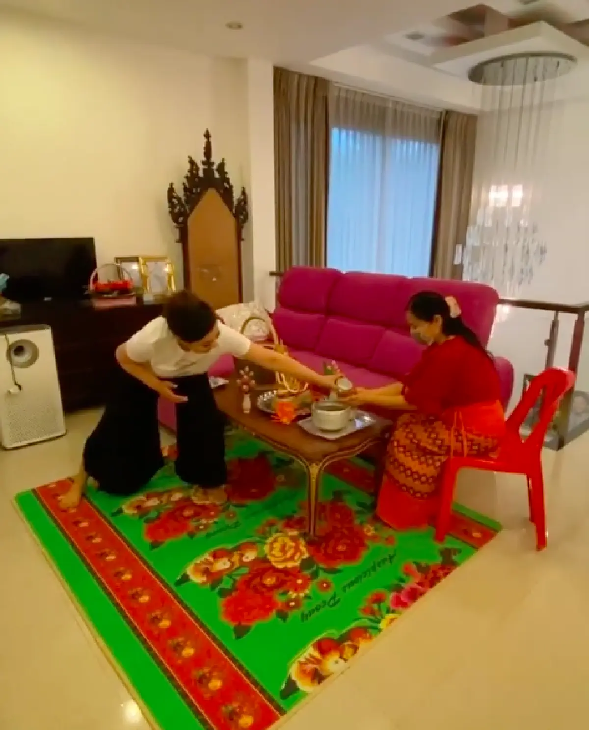 “บุ๋ม ปนัดดา” รดน้ำดำหัวคุณแม่แบบมีระยะห่าง แต่กลับเจอดราม่า "เกินไปไหม?"