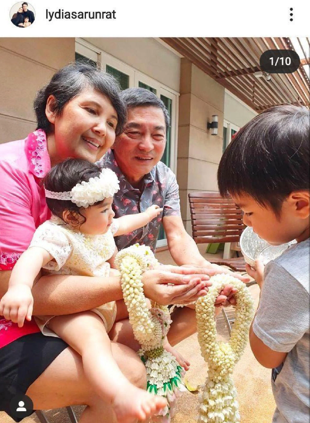 10 ภาพคนดังรดน้ำขอพรผู้ใหญ่ สงกรานต์ปีนี้อยู่บ้านสืบสานประเพณีไทย