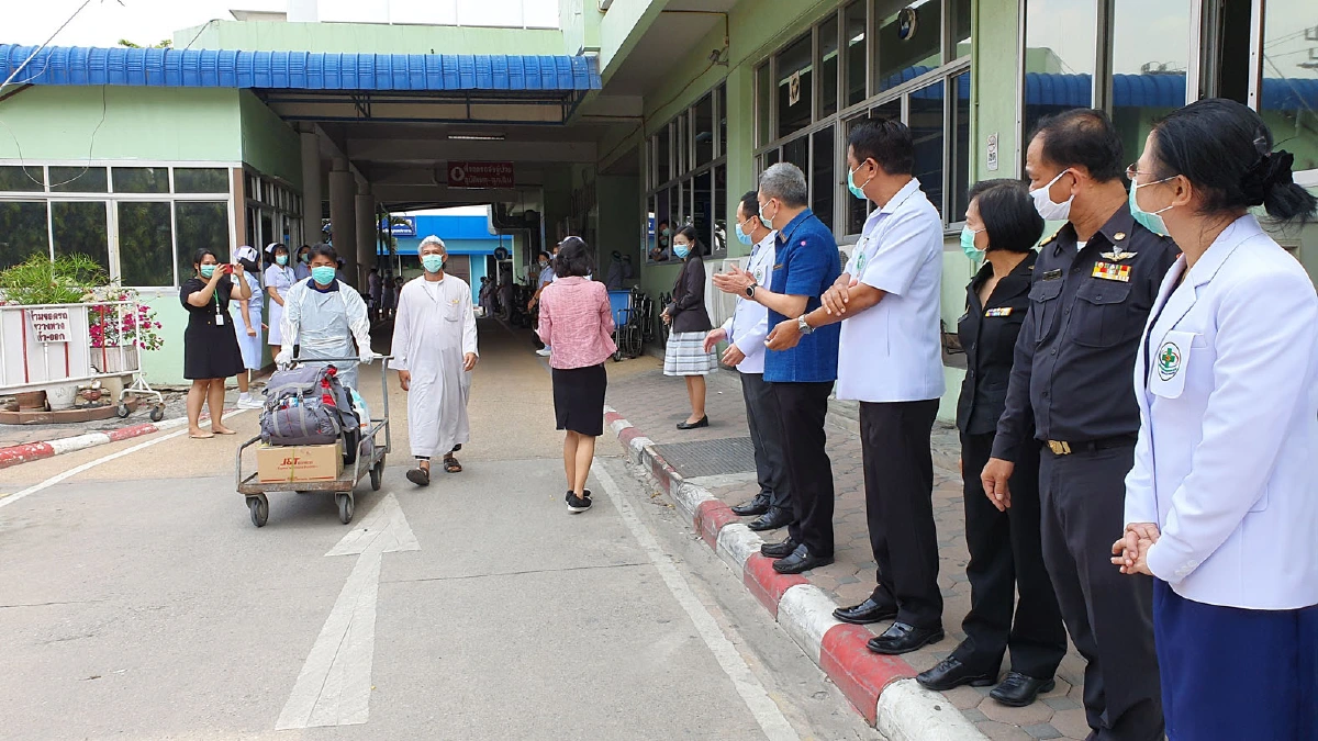 ปากน้ำส่ง 14 ผู้ถูกกักตัวกลับบ้านผ่านการรักษาจนปลอดเชื้อโควิด