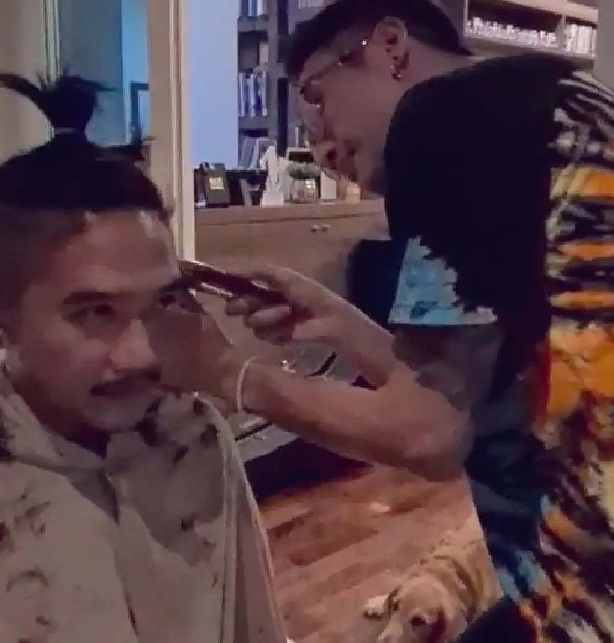  แสงสุดท้ายบาร์เบอร์ ! “ตูน บอดี้สแลม" โชว์ฝีมือตัดผมให้น้องชาย