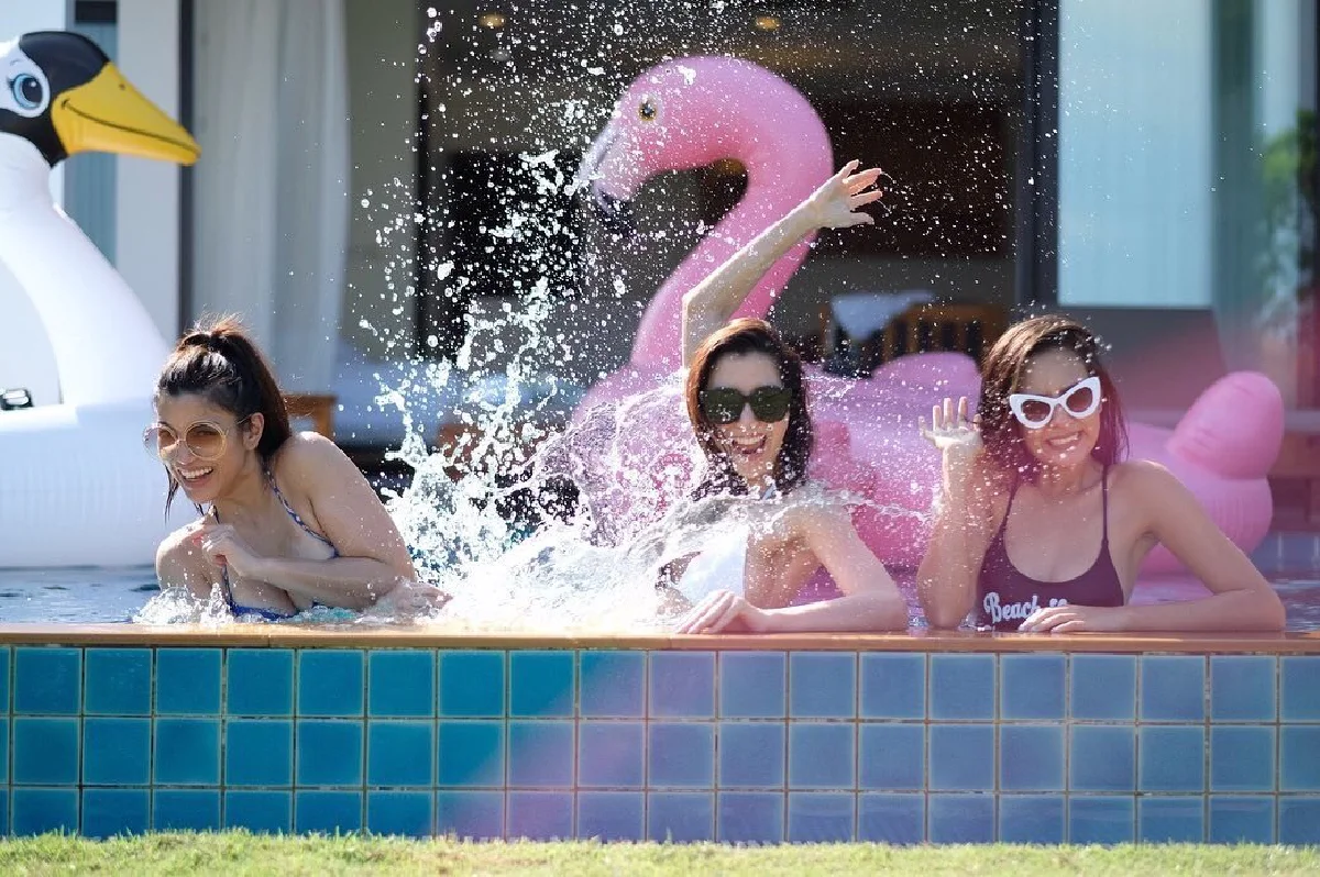 เซ็กซี่รับสงกรานต์ "ไอซ์-เอมมี่-แซมมี่" แท็กทีมลงสระว่ายน้ำ