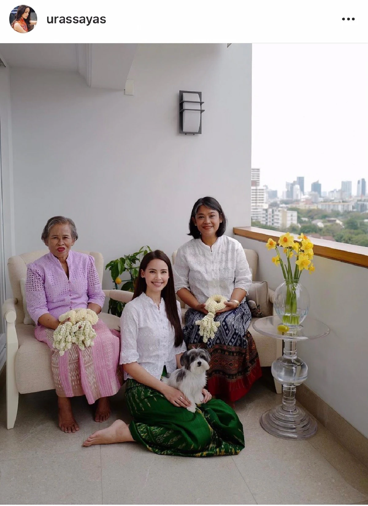 10 ภาพคนดังรดน้ำขอพรผู้ใหญ่ สงกรานต์ปีนี้อยู่บ้านสืบสานประเพณีไทย