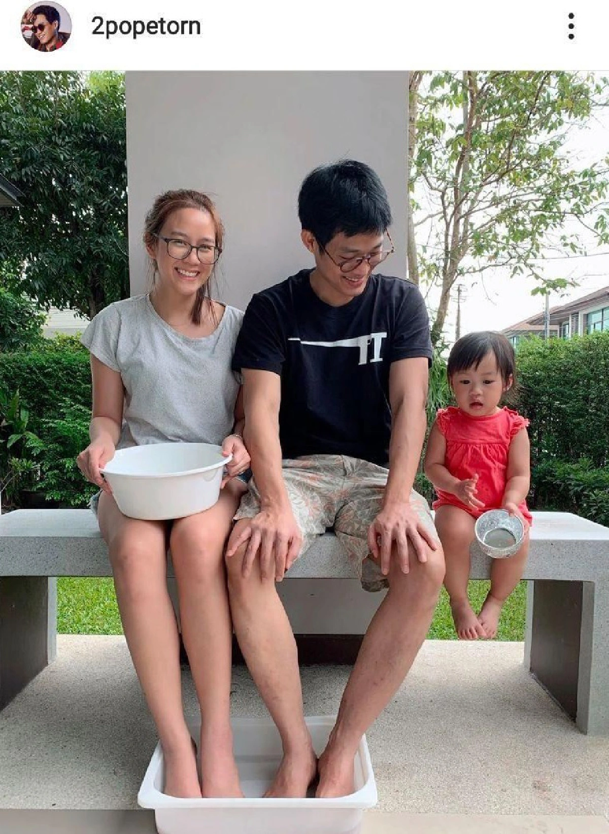 10 ภาพคนดังรดน้ำขอพรผู้ใหญ่ สงกรานต์ปีนี้อยู่บ้านสืบสานประเพณีไทย