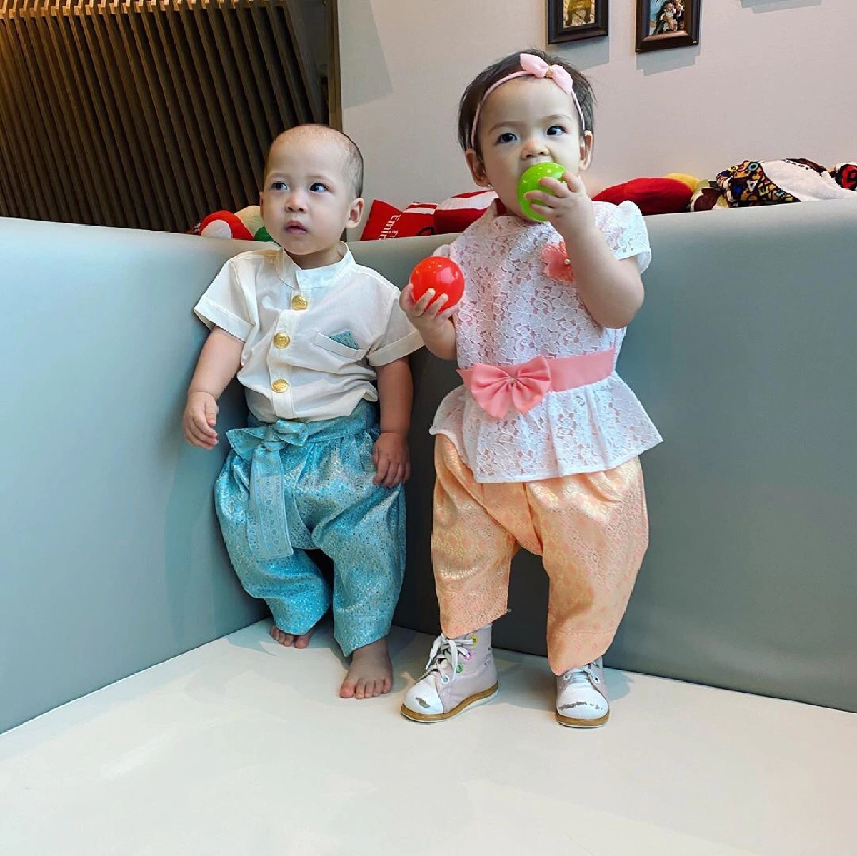 ป๊อก-มาร์กี้ จับลูกแฝด น้องมีก้า-มีญ่า แต่งชุดไทยน่ารักในวันปีใหม่ไทย