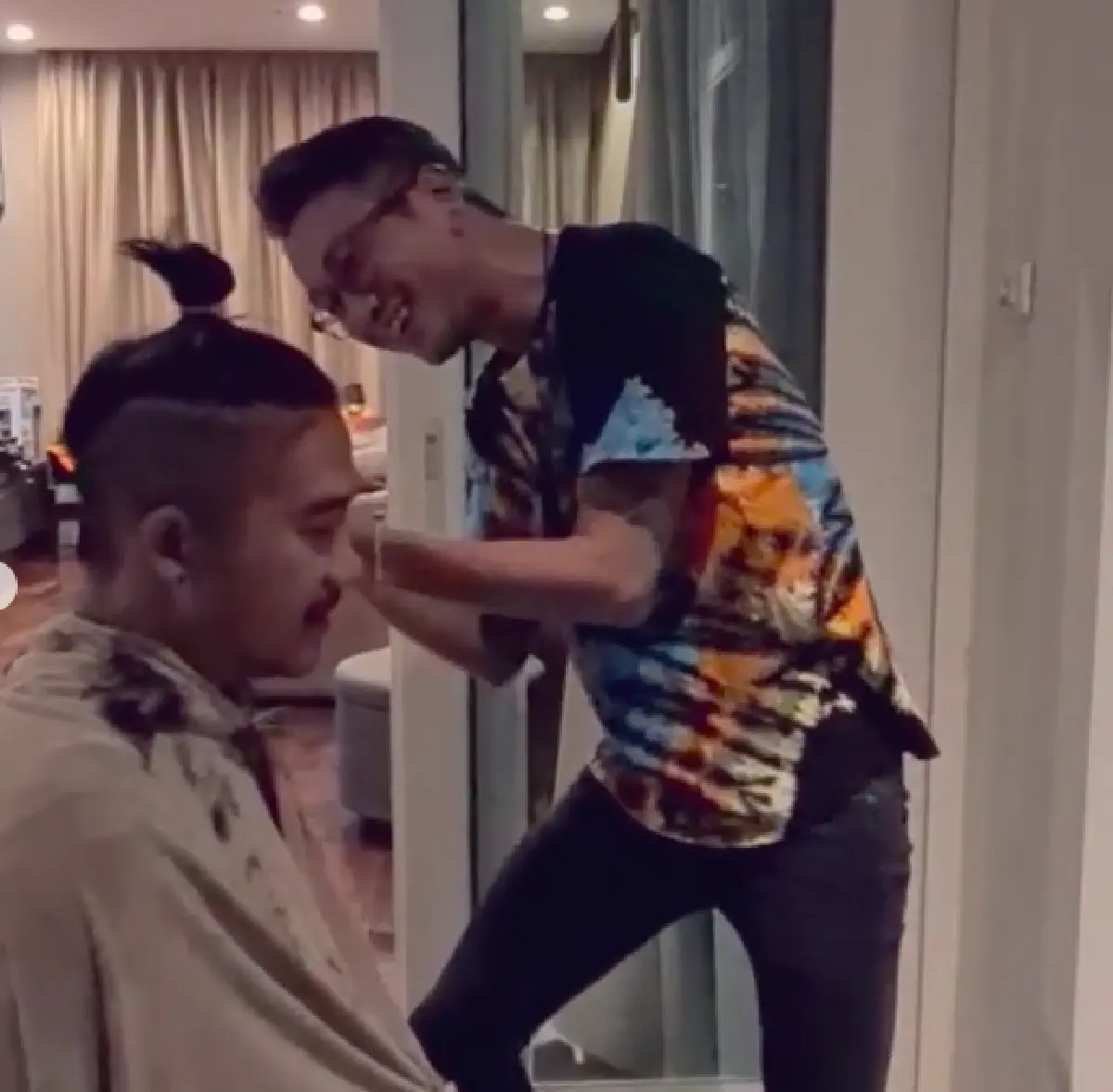  แสงสุดท้ายบาร์เบอร์ ! “ตูน บอดี้สแลม" โชว์ฝีมือตัดผมให้น้องชาย