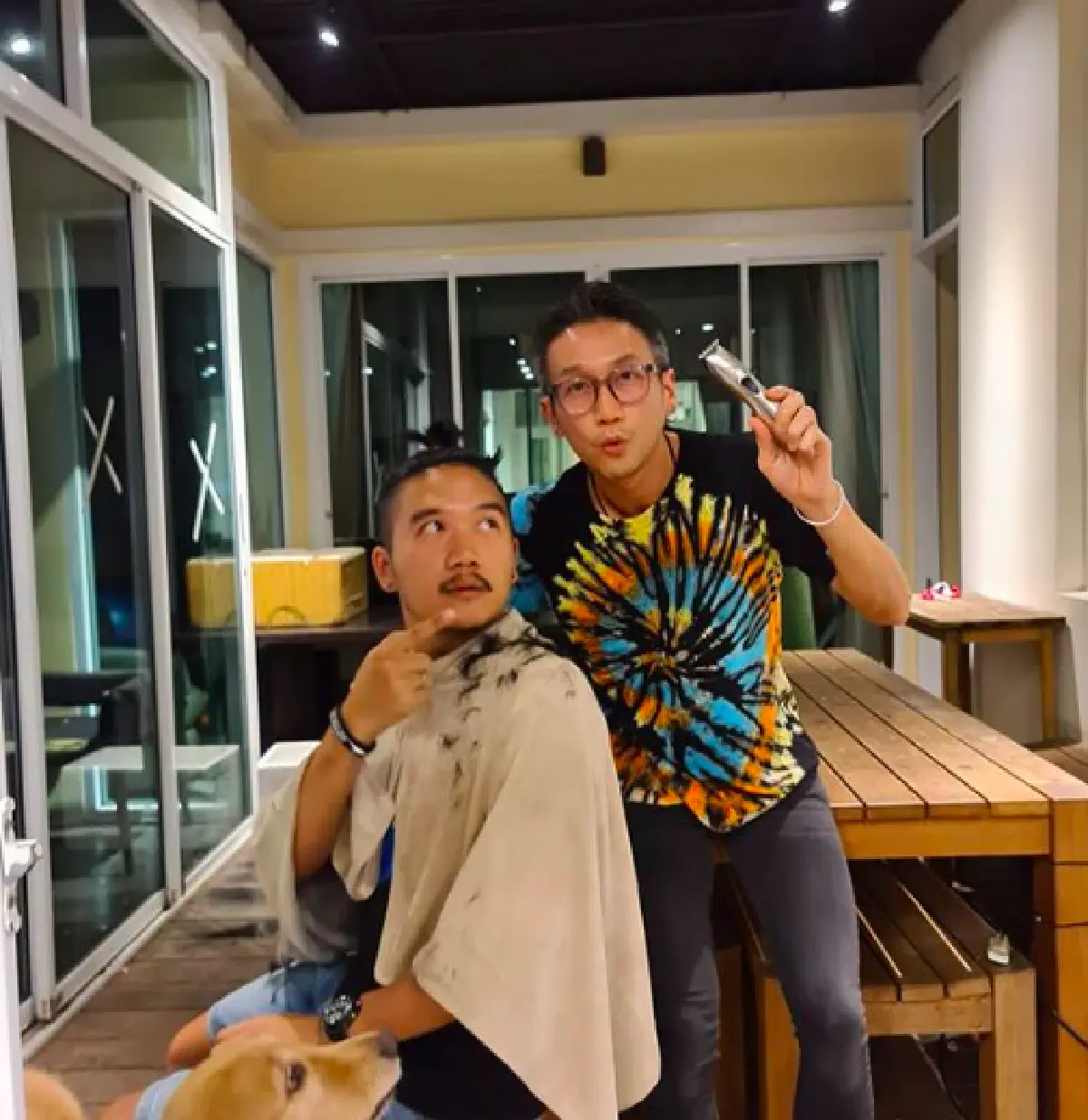  แสงสุดท้ายบาร์เบอร์ ! “ตูน บอดี้สแลม" โชว์ฝีมือตัดผมให้น้องชาย