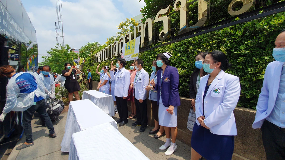 ปากน้ำส่ง 14 ผู้ถูกกักตัวกลับบ้านผ่านการรักษาจนปลอดเชื้อโควิด