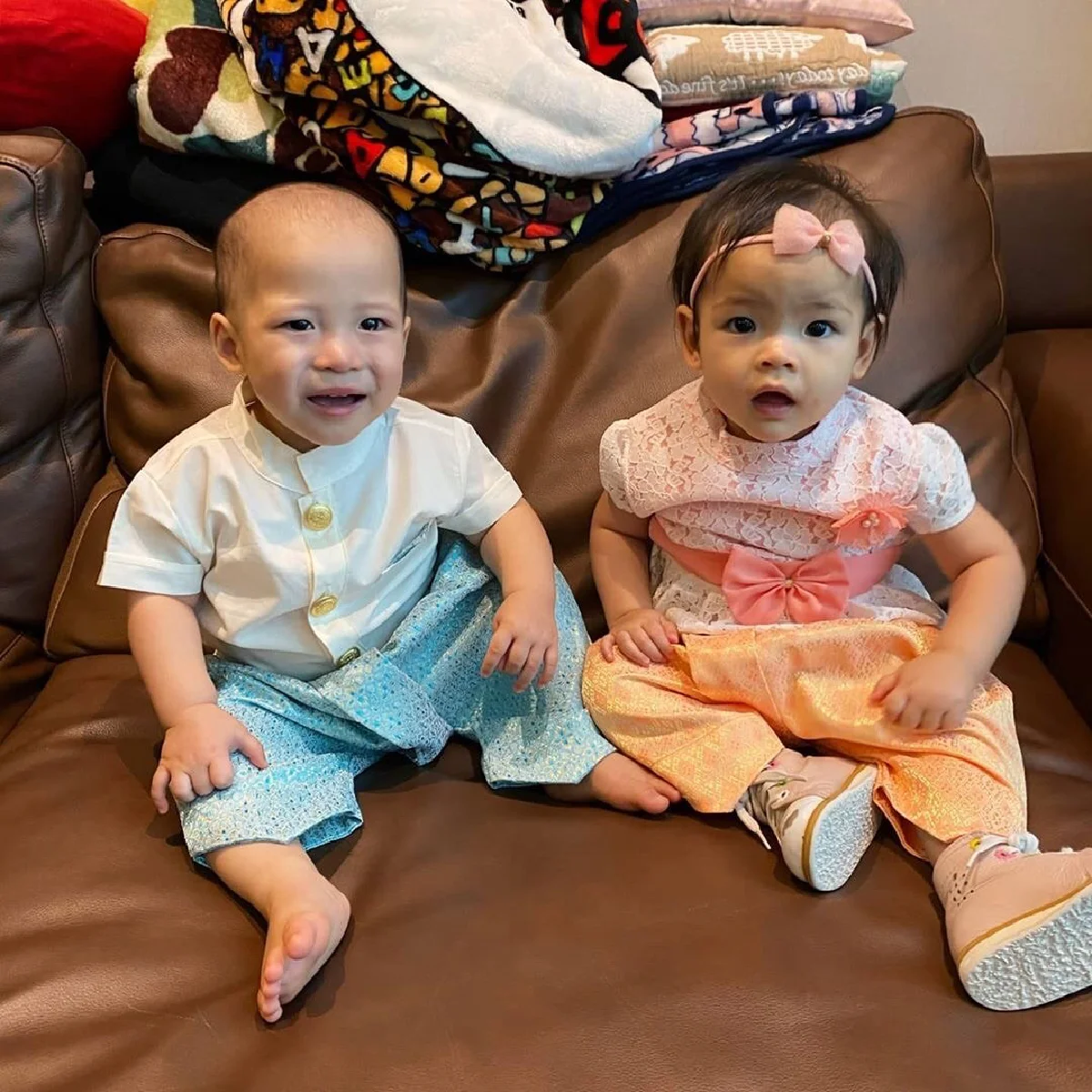 ป๊อก-มาร์กี้ จับลูกแฝด น้องมีก้า-มีญ่า แต่งชุดไทยน่ารักในวันปีใหม่ไทย